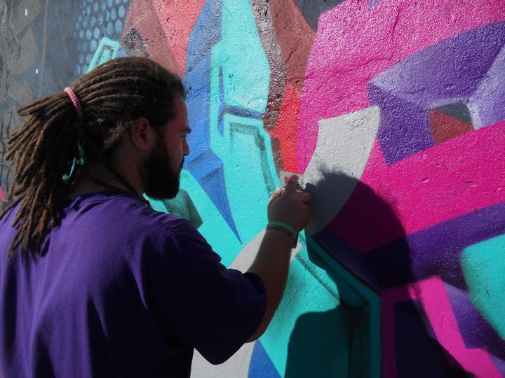 Ilia Dzadzamia painting a wildstyle wall